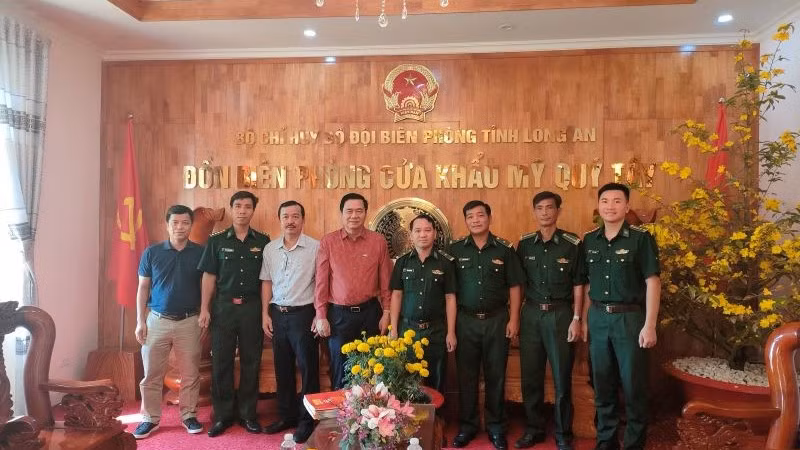 Đoàn công tác đến thăm, tặng Báo Nhân Dân Xuân Giáp Thìn 2024 tại Đồn Biên phòng Cửa khẩu Mỹ Quý Tây.