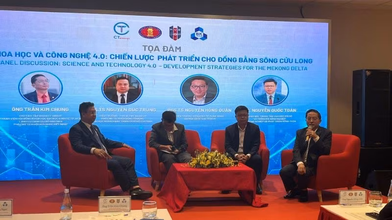 Các đại biểu tham gia tọa đàm tại Diễn đàn cấp cao “Khoa học và Công nghệ 4.0: Chiến lược phát triển cho đồng bằng sông Cửu Long”. (Ảnh: ANH THƯ)