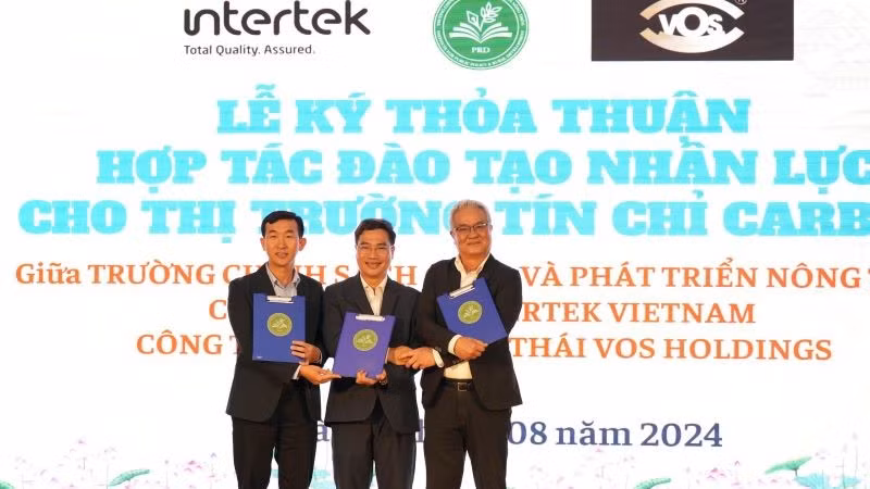 Lễ ký kết và trao thỏa thuận hợp tác đào tạo nhân lực cho thị trường tín chỉ carbon.