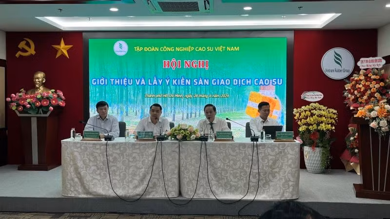 Các đại biểu chủ tọa chia sẻ các thông tin về Sàn giao dịch cao-su.