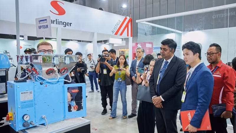 Các đại biểu tham quan các gian hàng tại Plastics and Rubber Vietnam 2024.