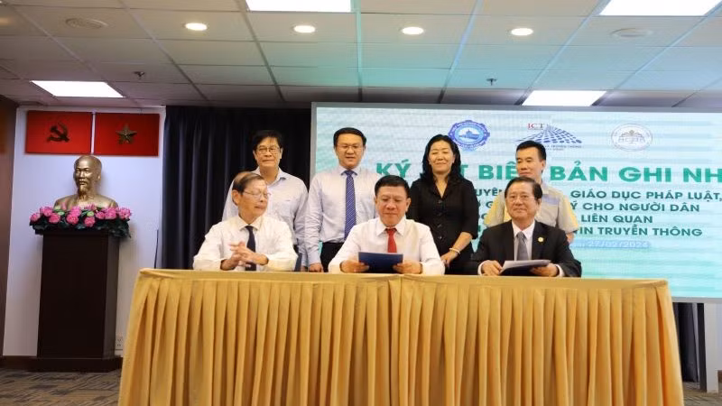 Đại diện lãnh đạo Sở Thông tin và Truyền thông, Hiệp hội Doanh nghiệp thành phố và Đoàn Luật sư thành phố đã Ký biên bản ghi nhớ.