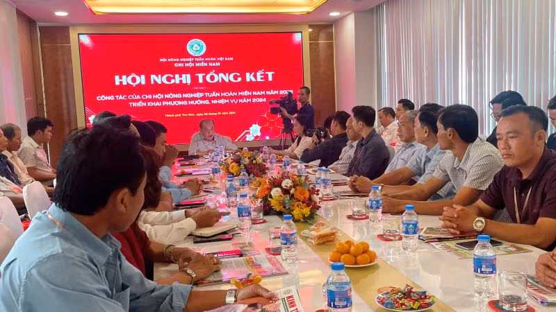 Các hội viên Chi hội nông nghiệp tuần hoàn miền nam nghe chia sẻ về cách thức triển khai hiệu quả nông nghiệp hữu cơ.