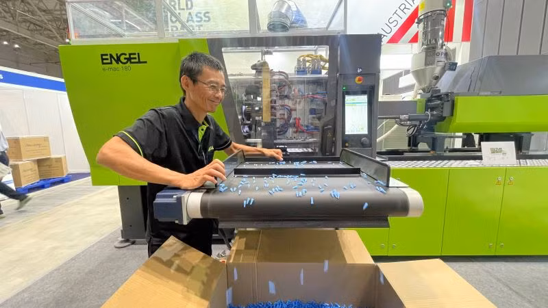 Trình diễn công nghệ sản xuất sản phẩm nhựa thân thiện với môi trường.