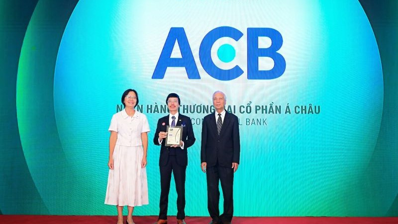 Đại diện ACB nhận giải Top 50 Doanh nghiệp phát triển bền vững tiêu biểu do Tạp chí Nhịp Cầu Đầu Tư tổ chức.
