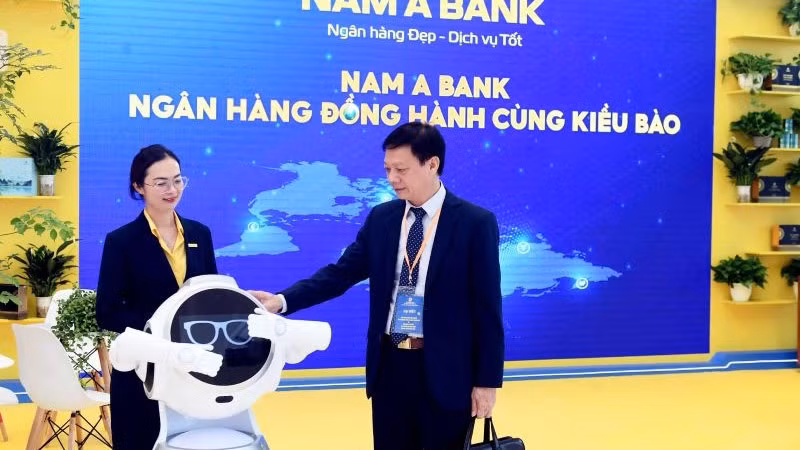 Khách tham quan, trải nghiệm sản phẩm dịch vụ Nam A Bank tại sự kiện.