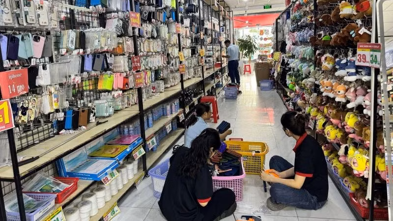 Kiểm đếm hàng hóa có dấu hiệu vi phạm giả nhãn hiệu nước ngoài. (Ảnh: Cục Quản lý Thị trường Thành phố Hồ Chí Minh)