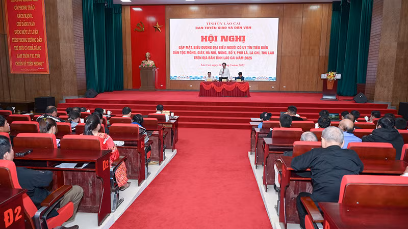 Biểu dương 100 đại biểu người có uy tín tiêu biểu trên địa bàn tỉnh Lào Cai.