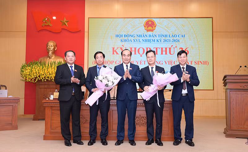 Các đồng chí lãnh đạo Hội đồng nhân dân tỉnh tặng hoa chúc mừng đồng chí Nguyễn Thành Sinh và Trần Minh Sáng.