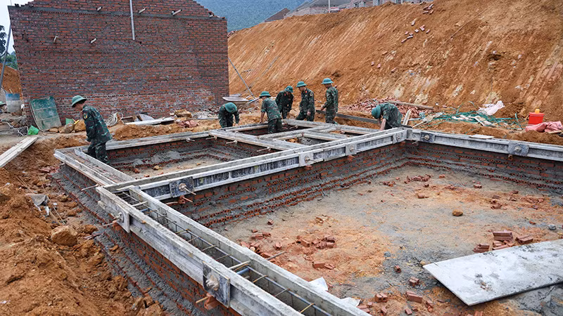 Thời tiết vùng cao Lào Cai mưa nắng thất thường, cũng ảnh hưởng đến tiến độ thi công các hạng mục ngoài trời.