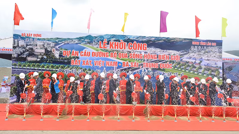 Lễ khởi công xây dựng cầu đường bộ qua sông Hồng biên giới Bát Xát (Việt Nam)-Bá Sái (Trung Quốc).