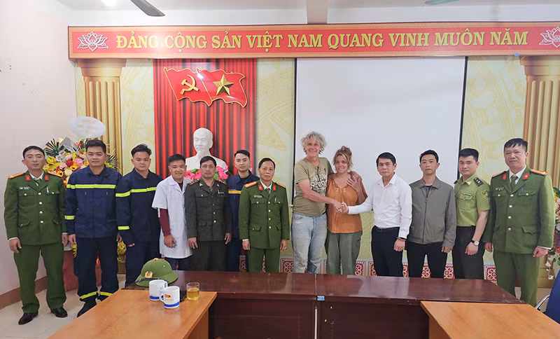 Vợ chồng ông Christian cảm ơn các lực lượng chức năng thị xã Sa Pa.