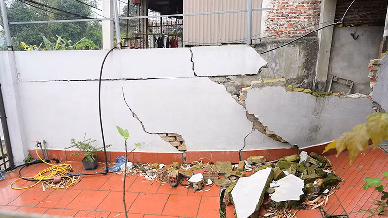 Nhiều ngôi nhà có nguy cơ bị sụp đổ.