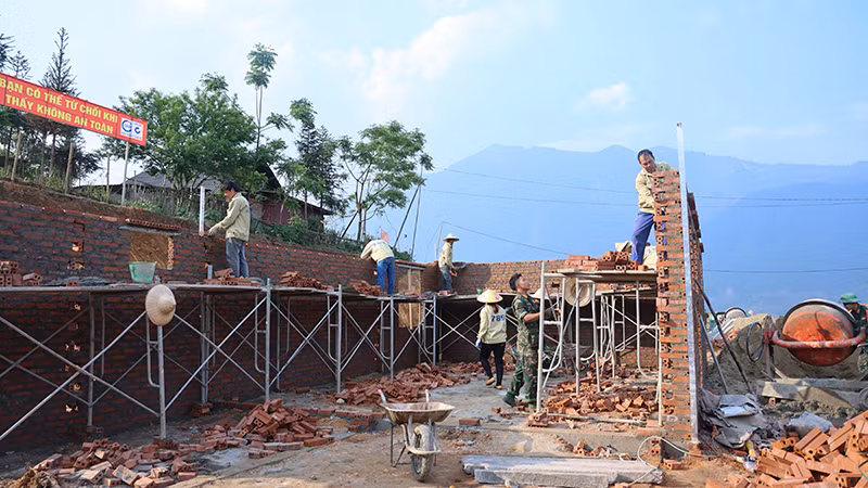 Dù khó khăn nhưng đơn vị thi công vẫn quyết tâm đẩy nhanh tiến độ, phấn đấu bàn giao nhà cho người dân trước ngày 30/6/2025.