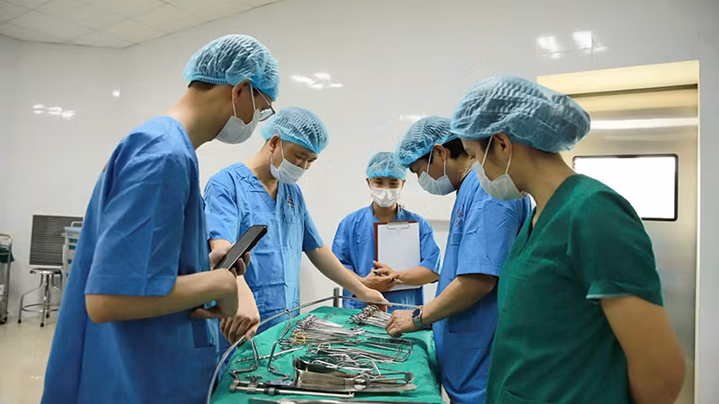 Thẩm định các dụng cụ y tế thực hiện cho việc lấy, ghép thận.