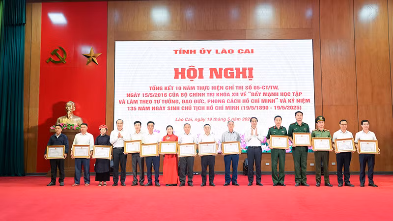 Khen thưởng các tập thể, cá nhân cá tiêu biểu trong học tập và làm theo tư tưởng, đạo đức, phong cách Hồ Chí Minh.