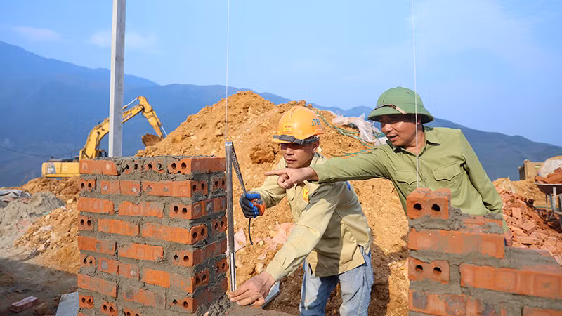 Ông Đinh Xuân Hà, Chỉ huy trưởng công trường, chia sẻ: “Chúng tôi xác định đây là nhiệm vụ chính trị quan trọng. Bà con mất mát nhiều sau thiên tai, nên dù là ngày lễ, anh em vẫn tình nguyện ở lại công trường. Mỗi viên gạch đặt xuống đều mang theo trách nhiệm và tình cảm của người lính đối với nhân dân”.