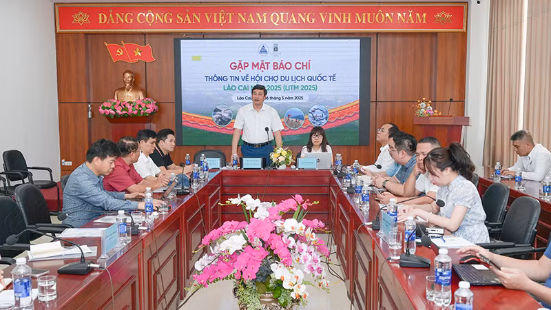 Sở Văn hóa, Thể thao và Du lịch tỉnh Lào Cai thông tin với các cơ quan báo chí về Hội chợ Du lịch Quốc tế Lào Cai năm 2025.