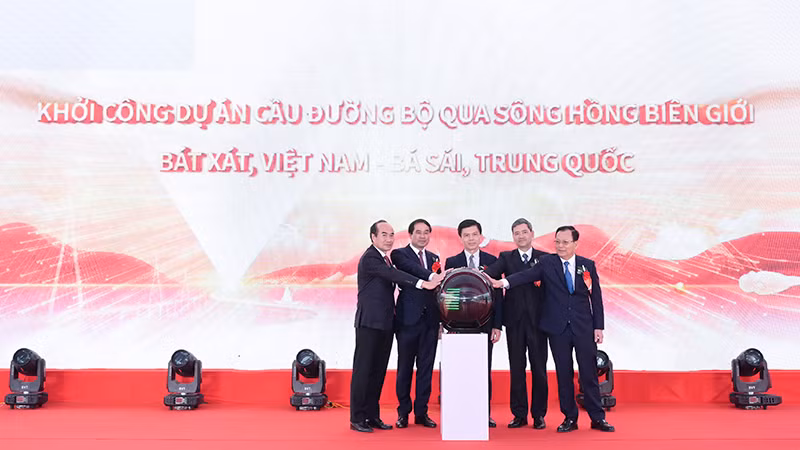 Các đại biểu bấm nút khởi động Dự án.