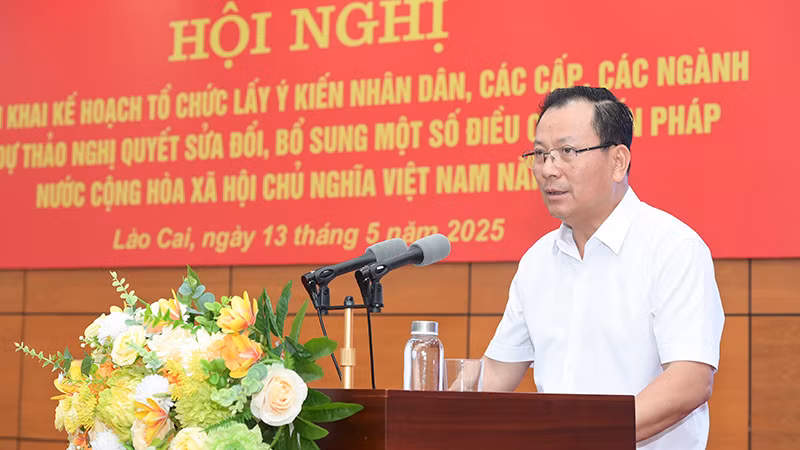 Đồng chí Hoàng Quốc Khánh, Phó Chủ tịch Thường trực Ủy ban nhân dân tỉnh Lào Cai phát biểu tại Hội nghị.