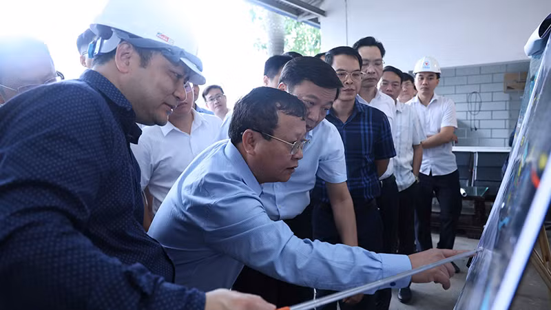 Đoàn công tác của Bộ Xây dựng kiểm tra dự án đầu tư xây dựng tuyến đường sắt Lào Cai-Hà Nội-Hải Phòng, đoạn qua tỉnh Lào Cai. 