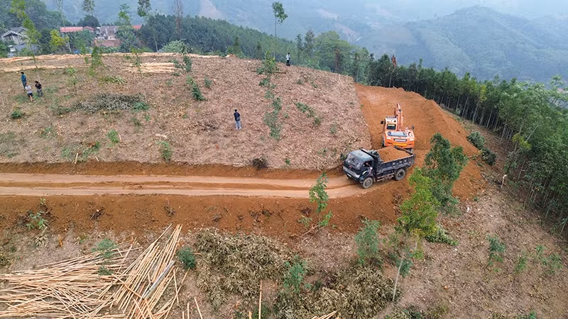  Triển khai thi công đồng loạt 8 vị trí cột, dự án đường dây 500kV Lào Cai-Vĩnh Yên (đoạn qua huyện Bảo Yên). 