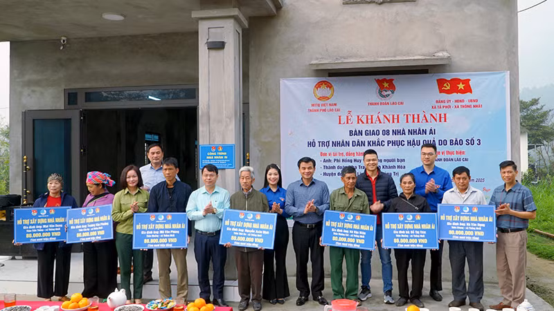 Thành đoàn Lào Cai và các đơn vị trao biển và tặng quà cho các hộ gia đình.