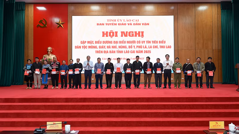 Tặng quà cho các đại biểu người có uy tín trong đồng bào dân tộc thiểu số.