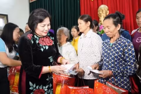 Đại diện Liên hiệp hội Phụ nữ Việt Nam tại Đức trao quà tặng phụ nữ nghèo huyện Yên Định (tỉnh Thanh Hóa) trong chương trình Tết ấm áp, xuân yêu thương 2024.