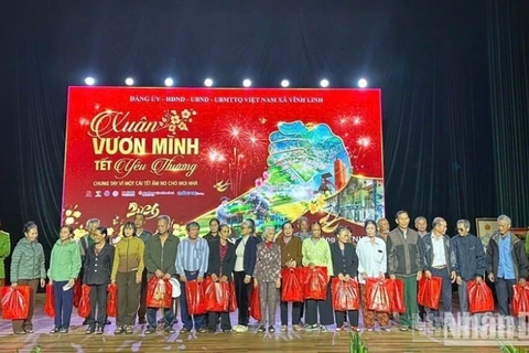 Công an xã Vĩnh Linh trao quà Tết đến các hộ dân có hoàn cảnh khó khăn trên địa bàn xã.