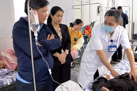 Đại diện lãnh đạo Ủy ban nhân dân xã Tân Lập đến bệnh viện thăm hỏi, động viên các bệnh nhân.