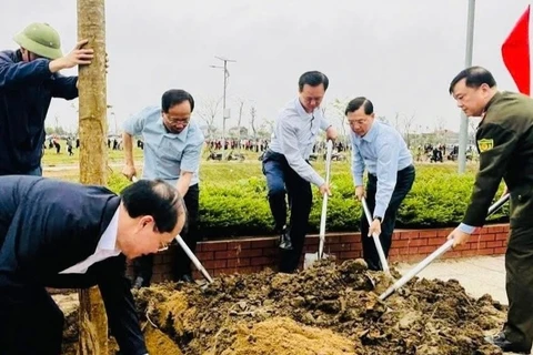 Đồng chí Bí thư Tỉnh ủy Hà Tĩnh cùng đông đảo các tầng lớp nhân dân trên địa bàn phường Sông Trí tham gia trồng cây xanh, góp phần cải tạo cảnh quan môi trường.