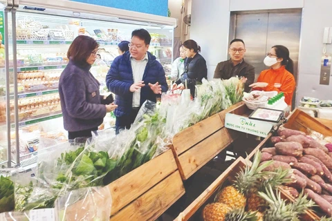 Nhiều siêu thị, cửa hàng tiện lợi lúng túng tìm vật liệu thay thế.