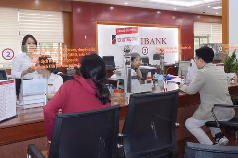 Khách hàng giao dịch tại chi nhánh ngân hàng Agribank.