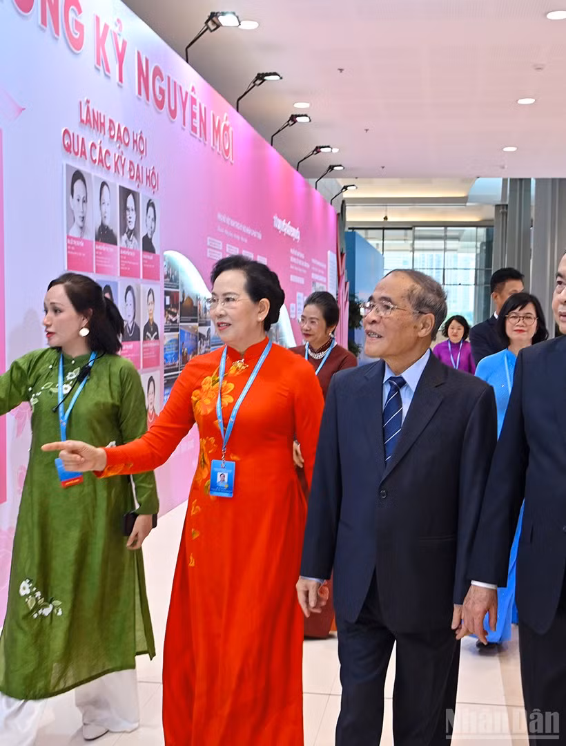 Chủ tịch Quốc hội Trần Thanh Mẫn cùng các đại biểu tham quan trưng bày bên lề Đại hội.