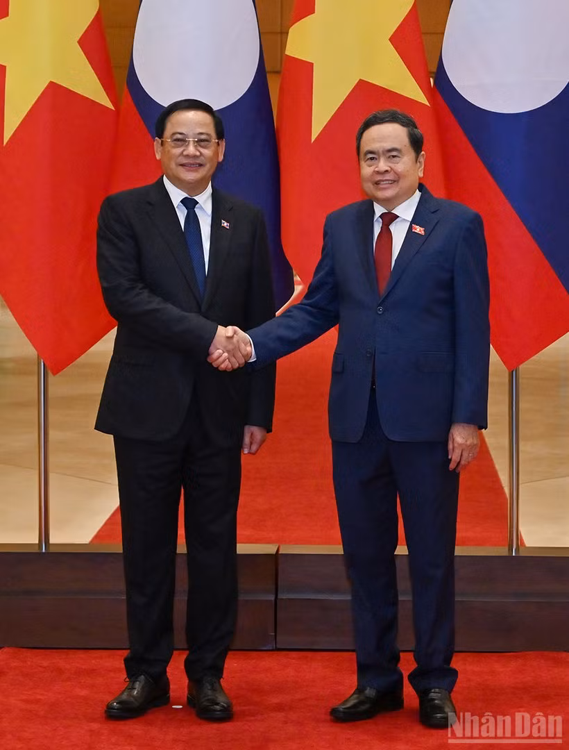 Chủ tịch Quốc hội Trần Thanh Mẫn và Thủ tướng Lào Sonexay Siphandone.