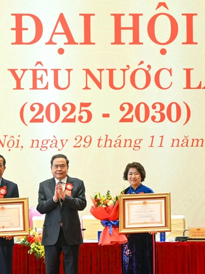 Chủ tịch Quốc hội Trần Thanh Mẫn trao Huân chương Độc lập hạng Ba cho đồng chí Đặng Thuần Phong và Huân chương Lao động hạng Nhì cho đồng chí Nguyễn Thị Lệ Thủy. (Ảnh: DUY LINH)