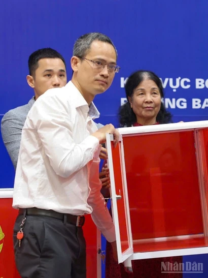 Hòm phiếu được kiểm tra công khai, bảo đảm đúng quy định, đúng pháp luật.