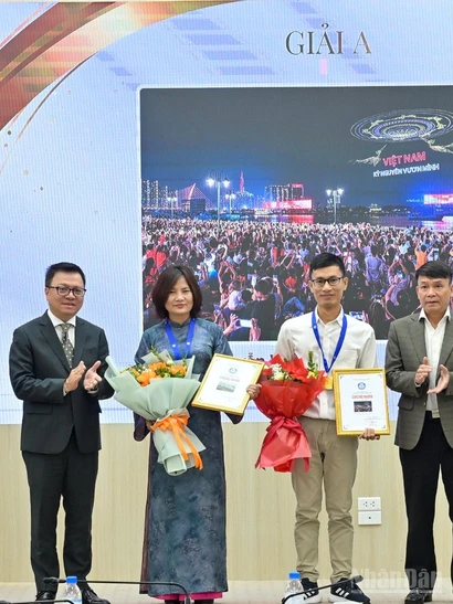 Tác phẩm "Hà Nội - Thành phố xinh đẹp và hiện đại" của tác giả Trần Thu Hà và "Kỷ nguyên vươn mình" của tác giả Nguyễn Văn Trung giành được giải A cuộc thi.