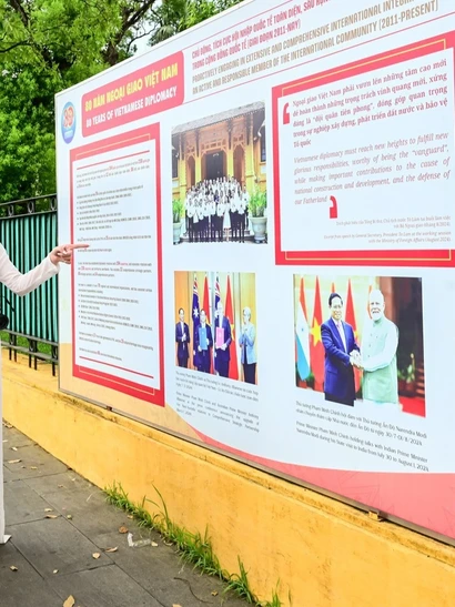 Các bạn trẻ tìm hiểu thông tin về hoạt động ngoại giao của đất nước trong thời gian qua. 