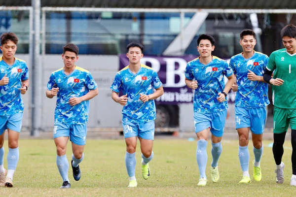 Sau trận thắng 2-1 U22 Lào, tiền đạo Nguyễn Quốc Việt (ngoài cùng bên trái) trở lại tập luyện cùng các đồng đội U22 Việt Nam. (Ảnh: VFF)