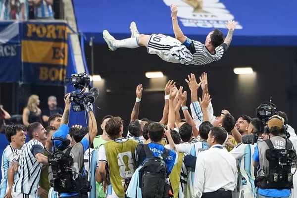 Lionel Messi được các đồng đội tung hô sau khi cùng Argentina tạo nên màn ngược dòng khó tin trước Ai Cập. (Ảnh: THX/TTXVN)