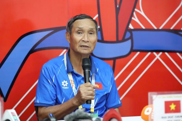 Huấn luyện viên Mai Đức Chung chia sẻ tại buổi họp báo sau trận thắng Indonesia. (Ảnh: VFF)