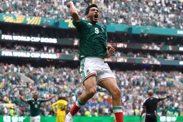 Julian Quinones mở tỷ số từ sớm cho chủ nhà Mexico. (Ảnh: FIFA)