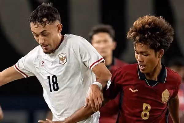 Indonesia (áo trắng) thắng đậm 5-1 Campuchia. (Ảnh: AFF)