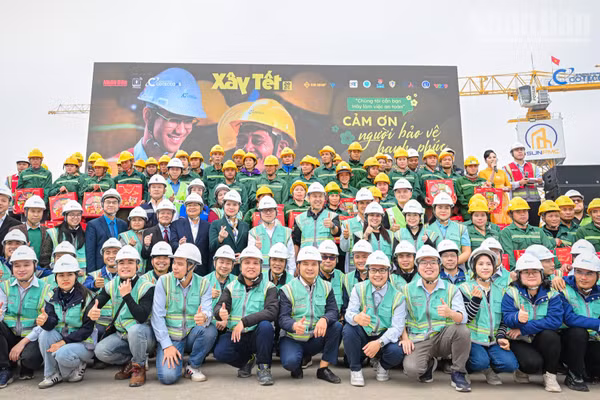 Đại biểu tham dự chương trình cùng các cán bộ, nhân viên và người lao động dự án chụp hình kỷ niệm. (Ảnh: BẢO LONG)