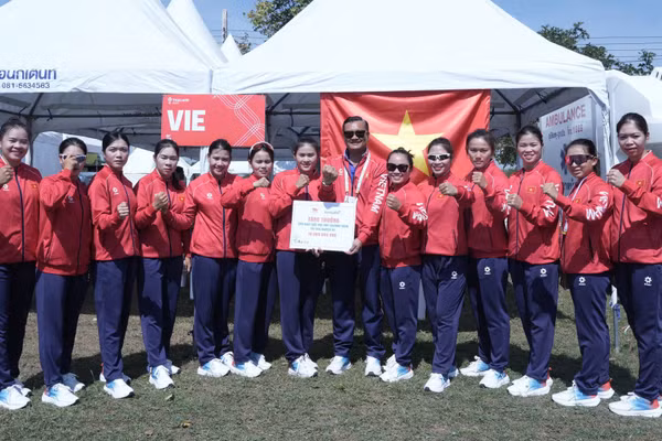 Các tay chèo Việt Nam giành Huy chương Vàng đua thuyền 10 nữ 500m. 