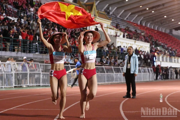 Các chân chạy Việt Nam ăn mừng Huy chương Vàng điền kinh nội dung tiếp sức 4x400m nữ, hôm 16/12. (Ảnh: HOÀNG MINH)
