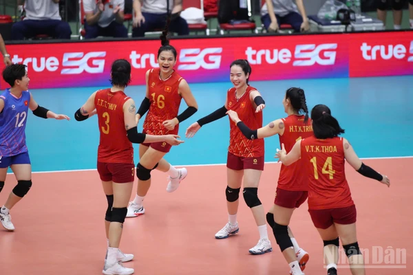 Các cô gái Việt Nam nhận Huy chương Bạc sau khi thua sát nút Thái Lan 2-3. (Ảnh: HOÀNG MINH)