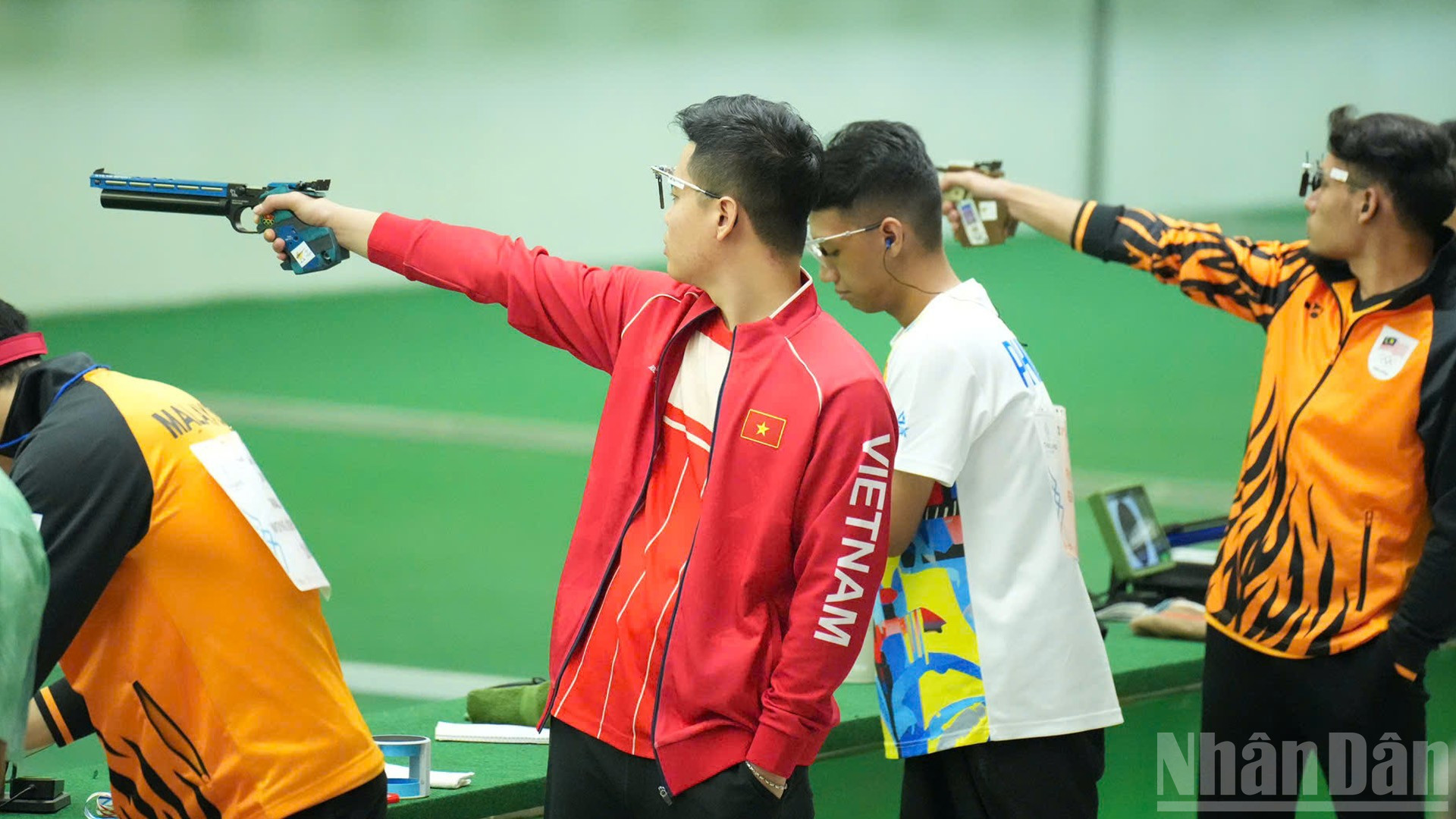 Xạ thủ Phạm Quang Huy cùng các đồng đội sẽ tranh tài ở nội dung 25m súng ngắn nhanh nam đồng đội. (Ảnh: HOÀNG MINH)